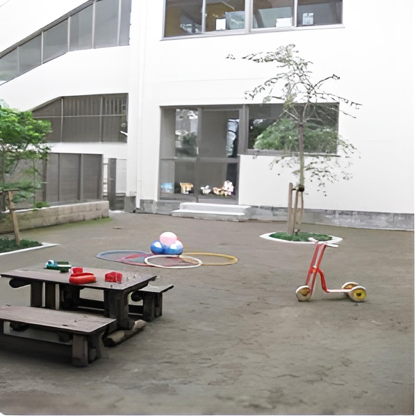 併設幼稚園と地つなぎのさくらキッズ本園の園庭