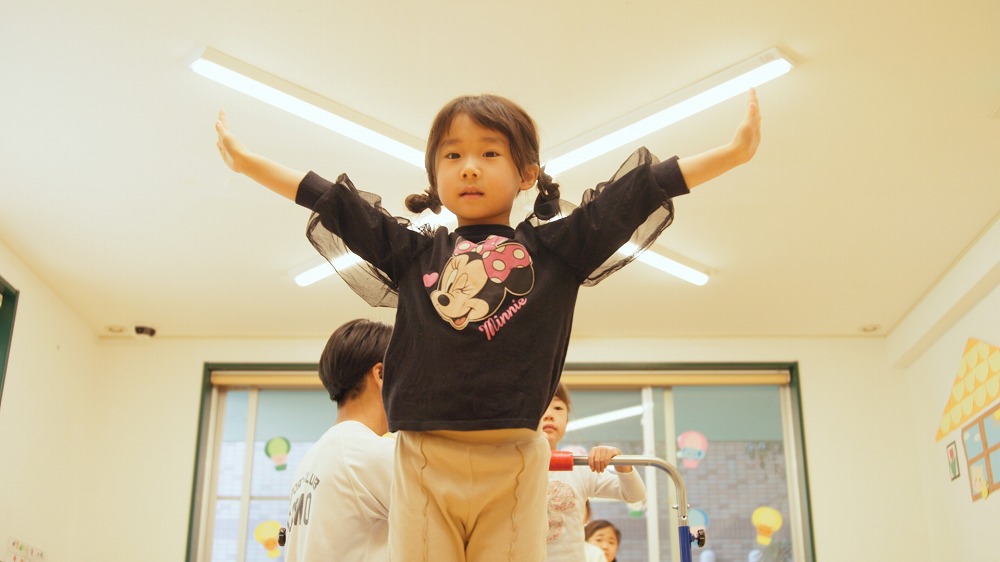 ３～５歳児は専任講師による「英語」や「体操」教室を行います